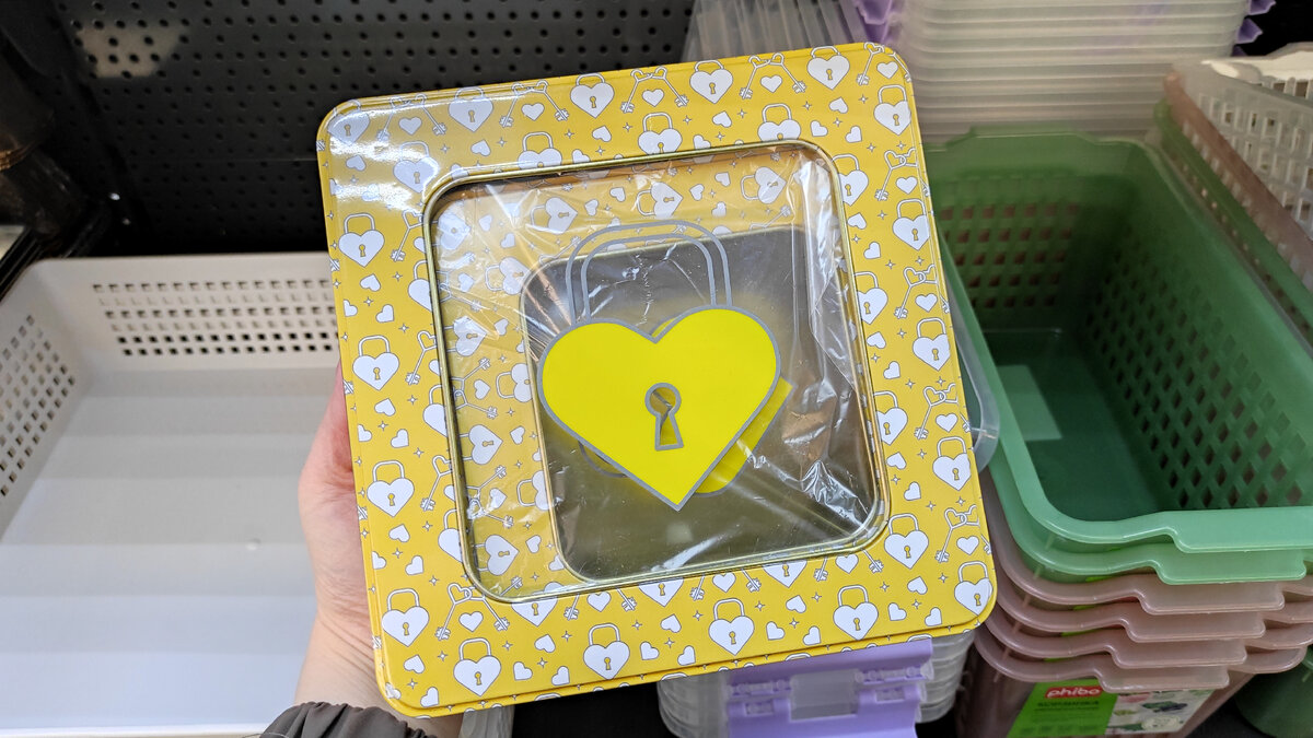 «O’Kitchen». Набор банок с крышками, 2 шт. Состав: жесть, поливинилхлорид. Объём: 0,9 л и 1,7 л. Цена: 299 р.