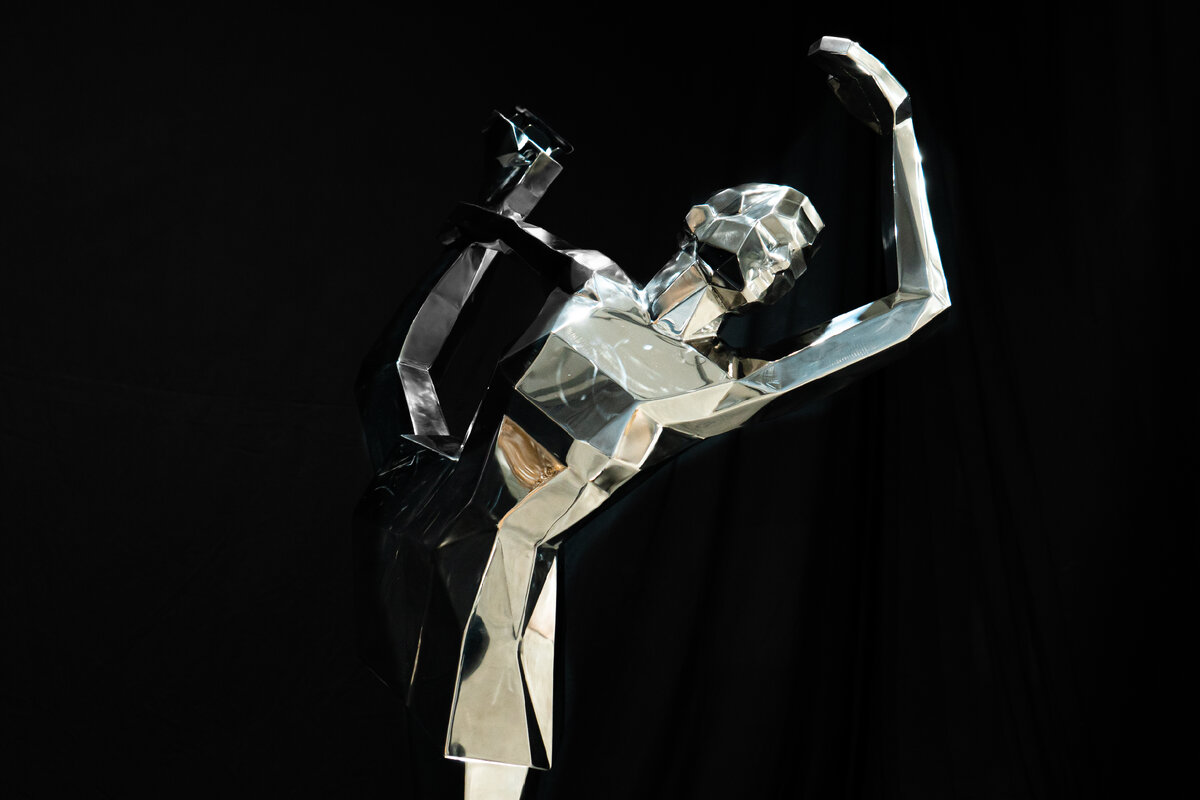 Скульптура «Фигуристка‎» из зеркальной стали