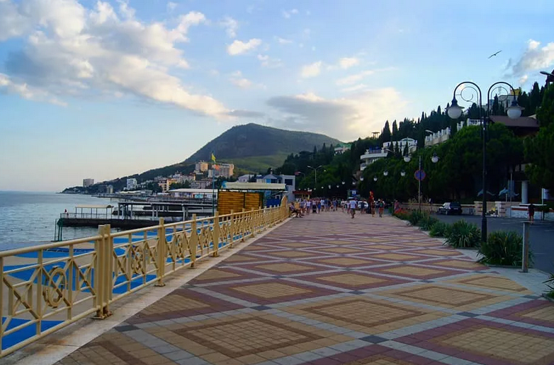 Алушта Крым набережная. Набережная города Алушта. Алушта Крым набережная 2021. Набережная Центральный пляж Алушта.