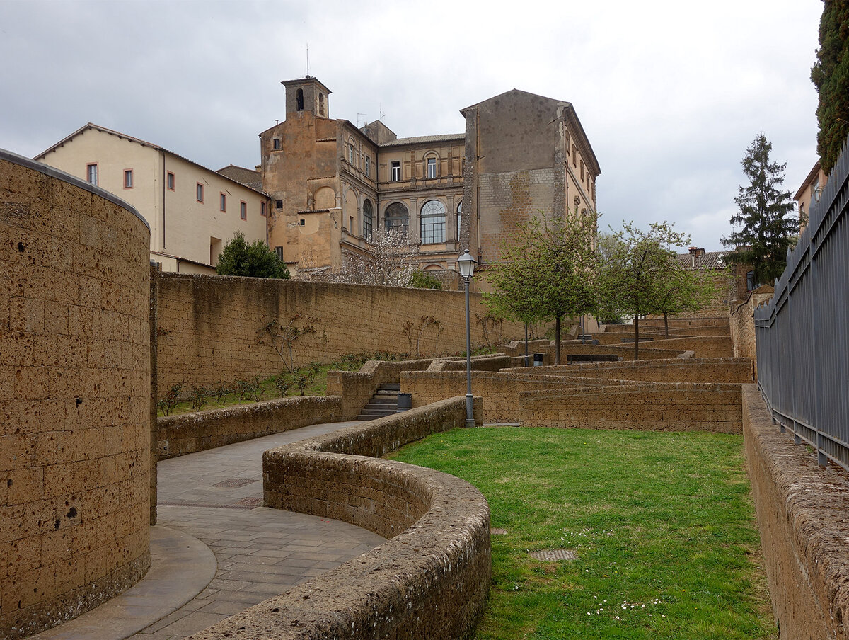 В городе множество монастырей и церквей, ведь это бывшая Папская область