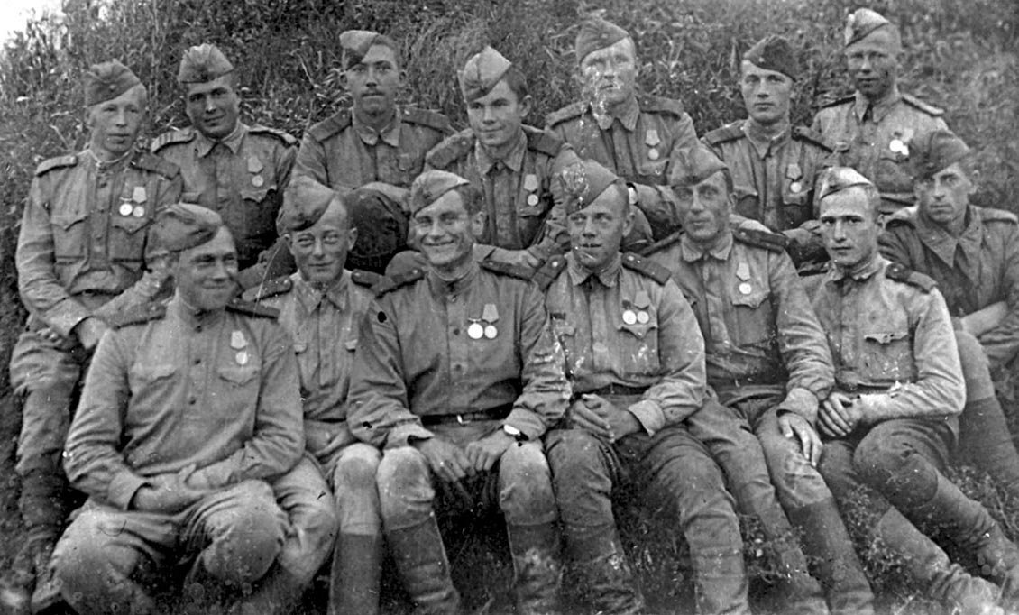 Юрий Никулин (верхний ряд третий слева) с боевыми товарищами