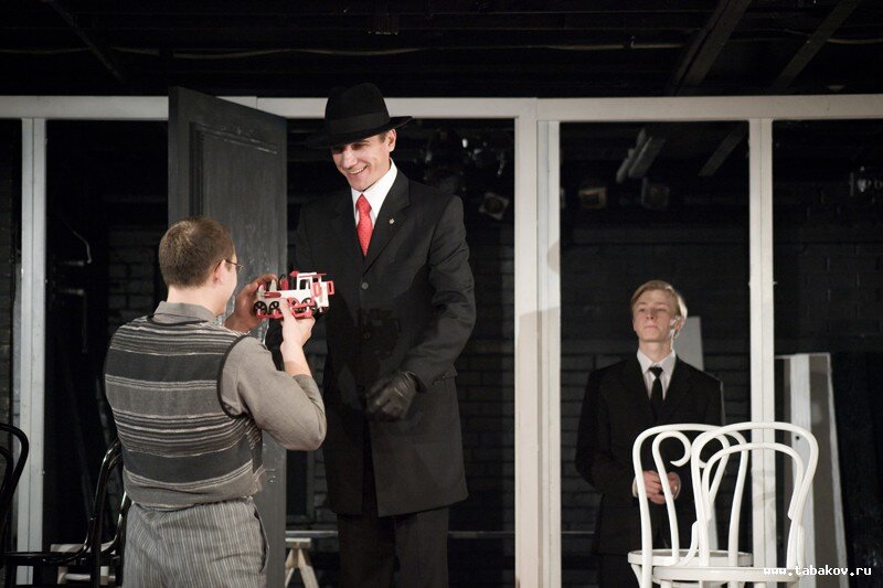 Сцена из спектакля «Волки и овцы» (2009) Театра Олега Табакова