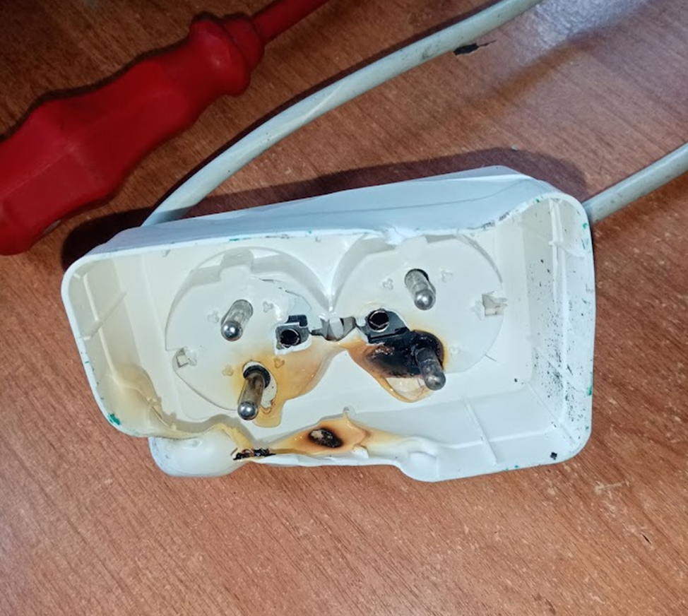 Крышка розетки с вилками удлинителей