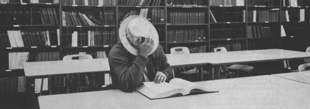 Карлос Кастанеда за чтением книги в библиотеке Калифорнийского уинверситета ( UCLA)