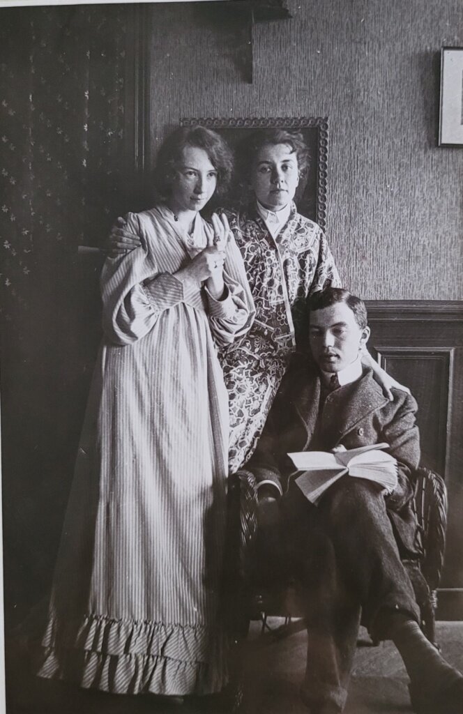 М.В. Сабашникова с двоюродной сестрой и родным братом. Париж, 1905 год