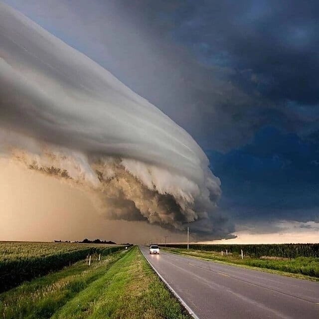 Фото не моё.....из вконтакте.....это явление запечатлел фотограф в тот день, когда Омск и область накрыли дожди.....