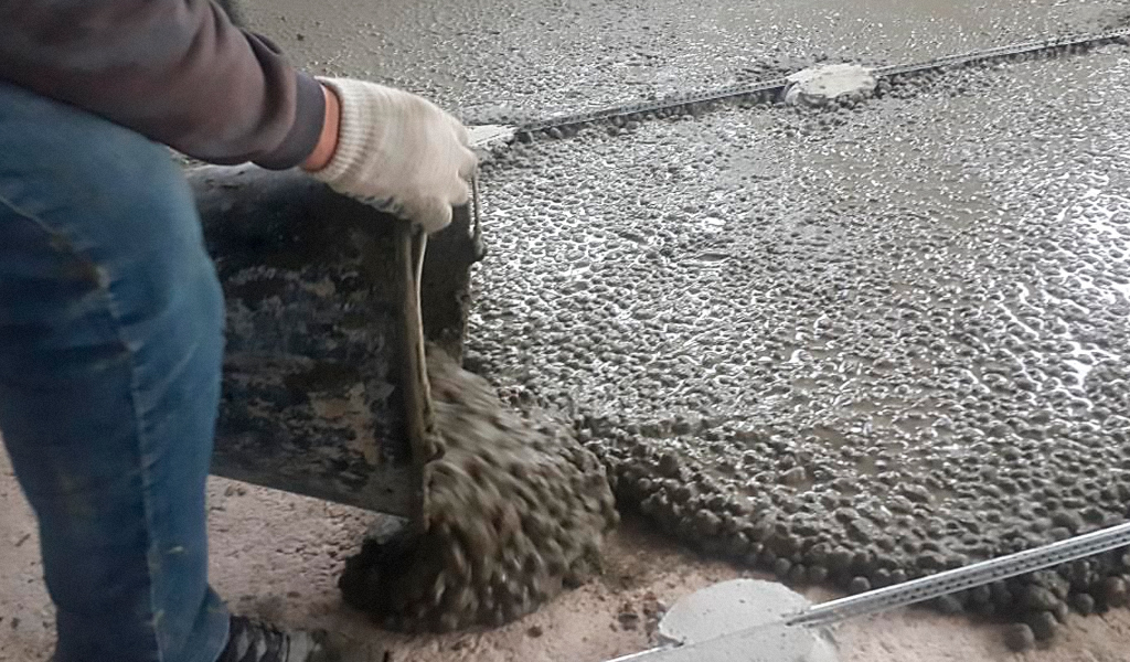 стяжка молочко. проливка керамзита цементным молочком. керамзитобетон для стяжки пола. цпс стяжка армированная. стяжка молочко.