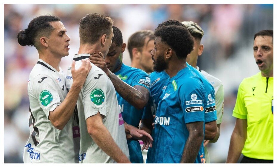    Кирилл Набабкин получил желтую карточку в спорном моменте. Фото: соцсети ЦСКА