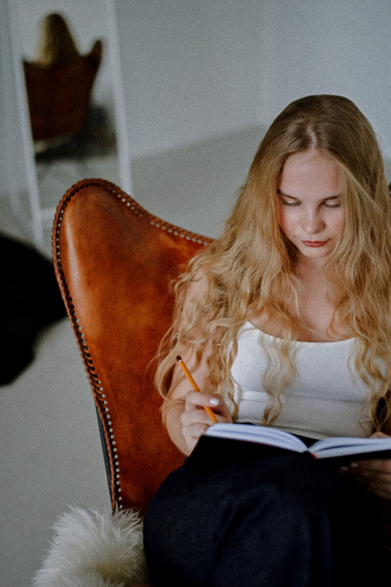 Подписывайся на мой канал, в нем я рассказываю как построить счастливые отношения!