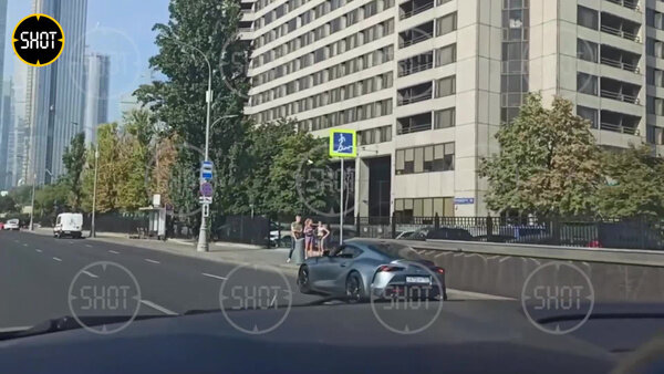 В Москве полиция не допустила незаконный автопробег на спорткарах. Видео © t.me / SHOT
