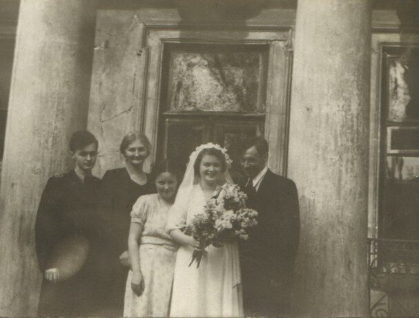 Никогда Таня не видела мать такой беспечной и красивой, как на той довоеной фотографии