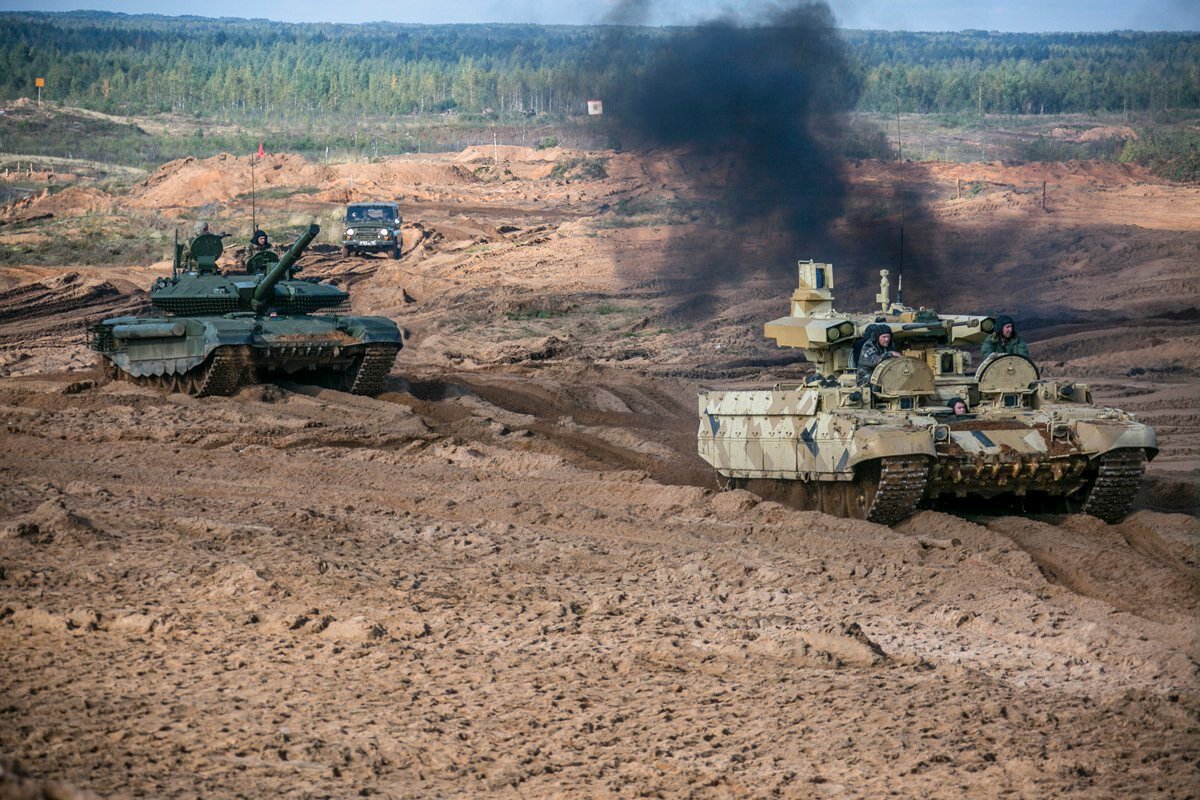 Модернизированный танк Т-90М в сопровождении БМПТ «Терминатор» после окончания эпизода учения #Запад2017. Источник изображения: официальная страница Минобороны России в соцсети ВК/ https://vk.com/mil 
