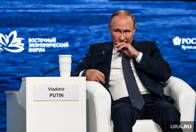    По словам Пескова, о любых действиях военных докладывают Путину