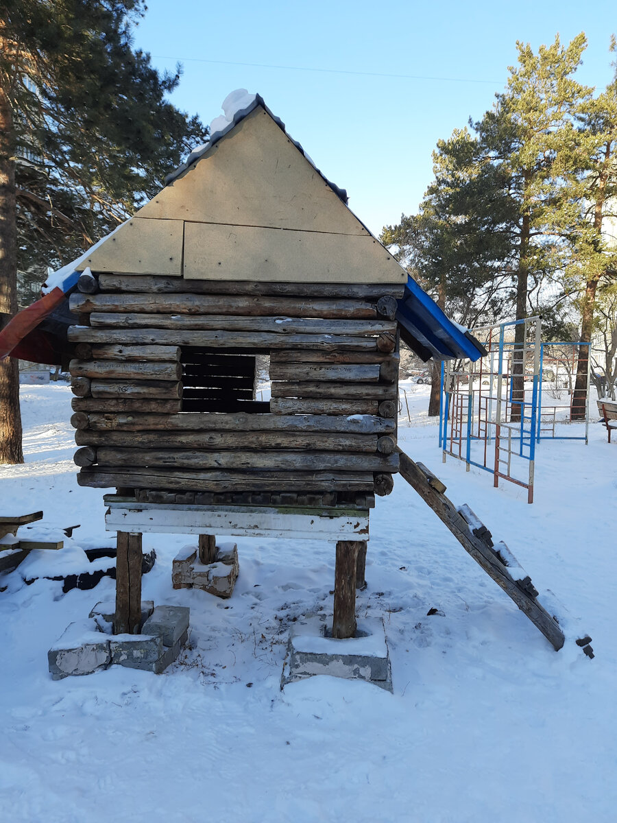 вот такая избушка на детской площадке