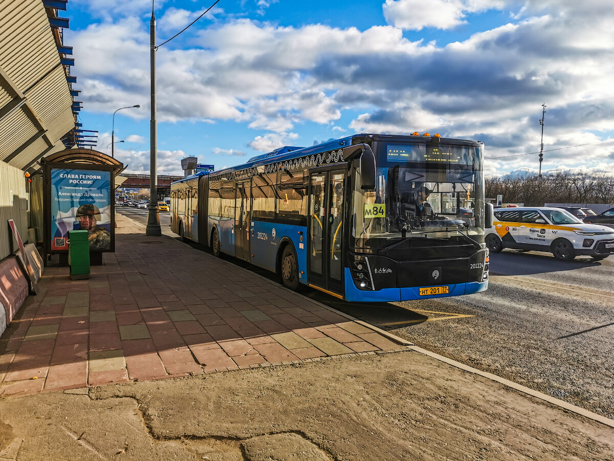 Автобус 201224 ЛиАЗ-6213 на маршруте м84. Каширское шоссе, остановка "МЦД Москворечье". 13 ноября 2022 года.