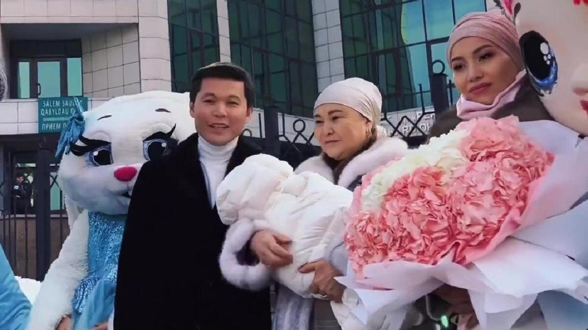    Ернар Айдар с мамой, женой и дочерью:instagram.com/ernaraidar_kz