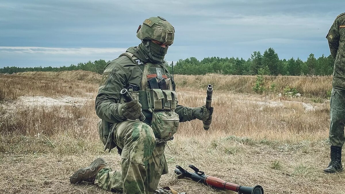     В отпуске на родине находится 41 участник спецоперации из Удмуртии. Об этом на аппаратном совещании 25 сентября заявил глава республики Александр Бречалов.