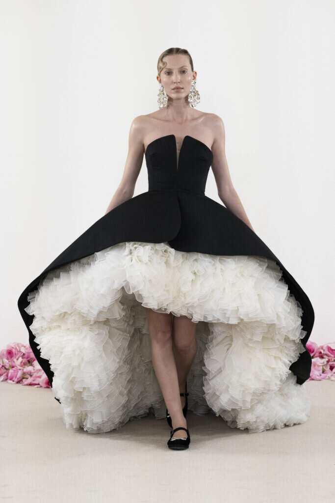 №1. Источник giambattista_valli_fw2023-24