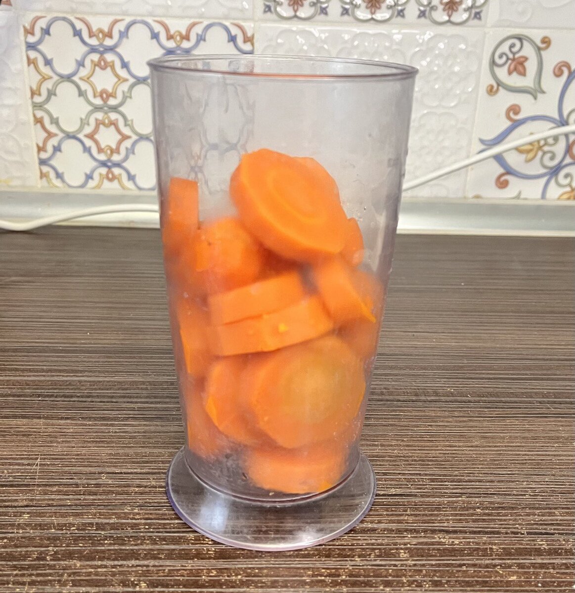 Отваренную морковь измельчаем блендером