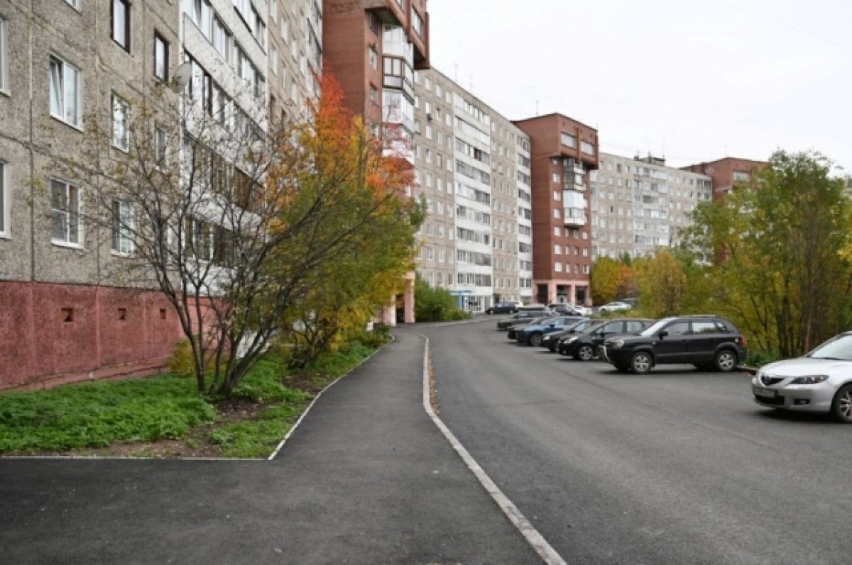    В Мурманске на 95% завершён капремонт двора в проезде Связи