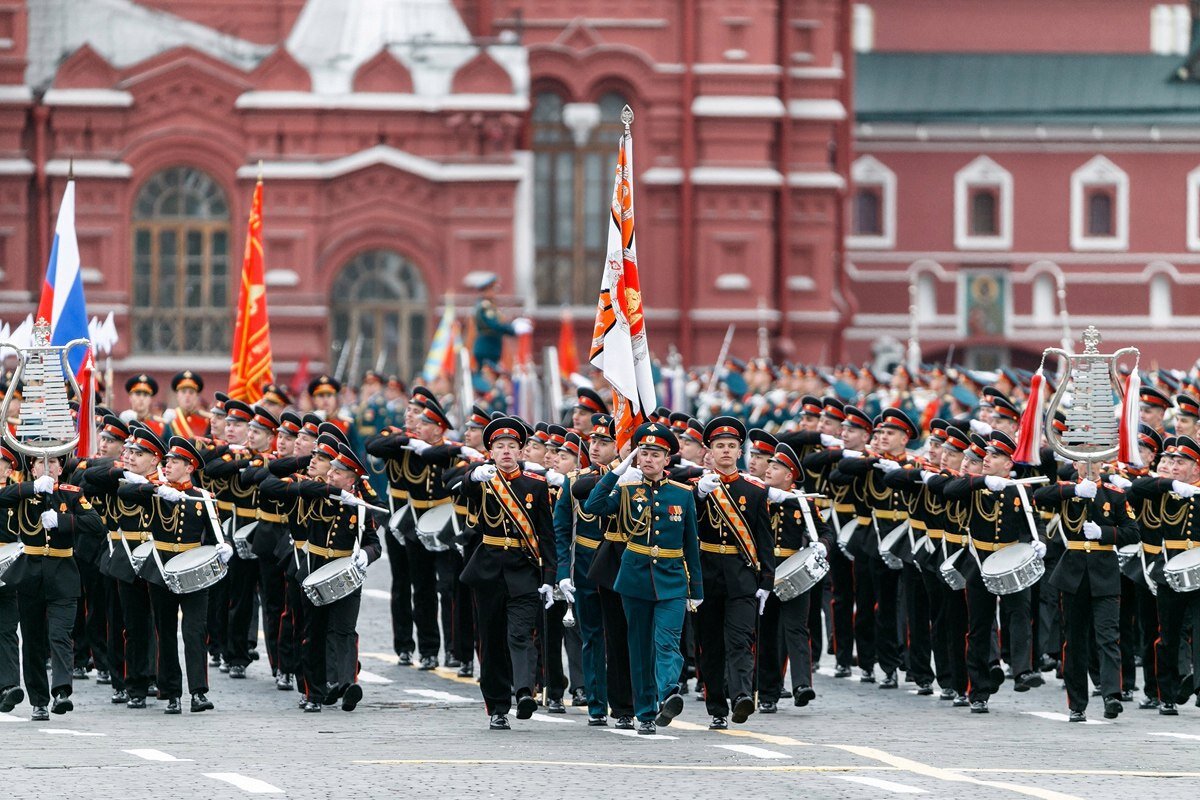 Три четверти россиян планируют смотреть Парад Победы по телевизору, каждый десятый — лично.