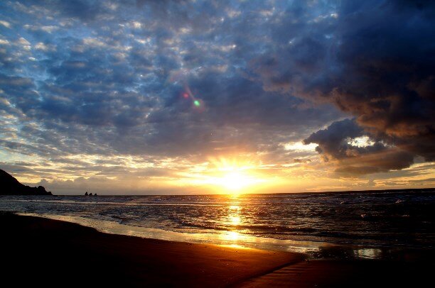 Ах, эта магия заката Ах, эта магия заката!
День прожит — нет ему возврата!
А я смотрю заворожённо, —
Душа ликует восхищённо!