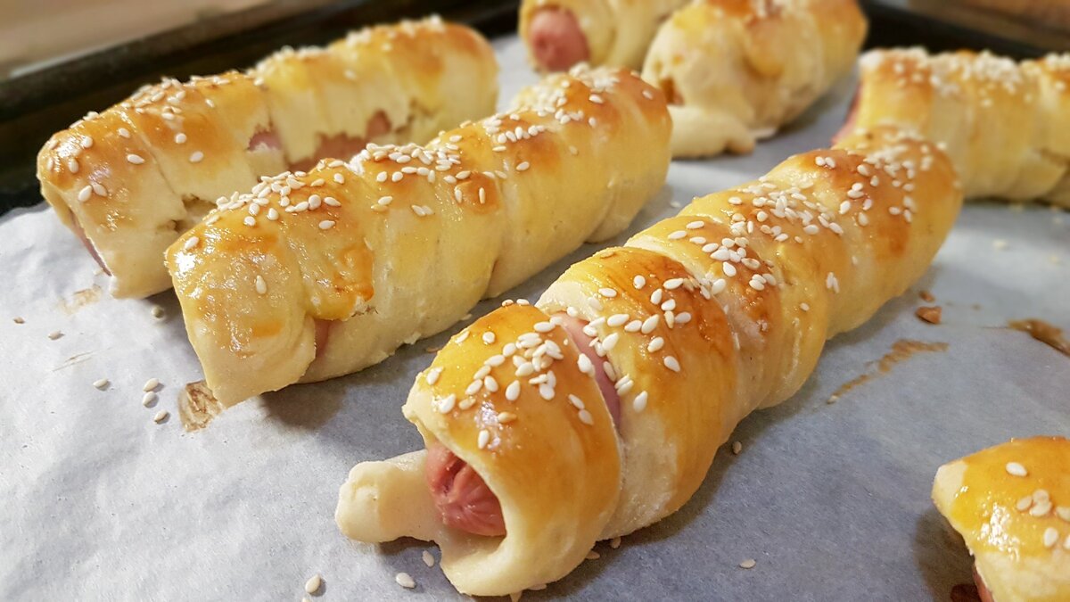 Что может быть вкуснее свежей, горячей сосиски в тесте? Только две сосиски!