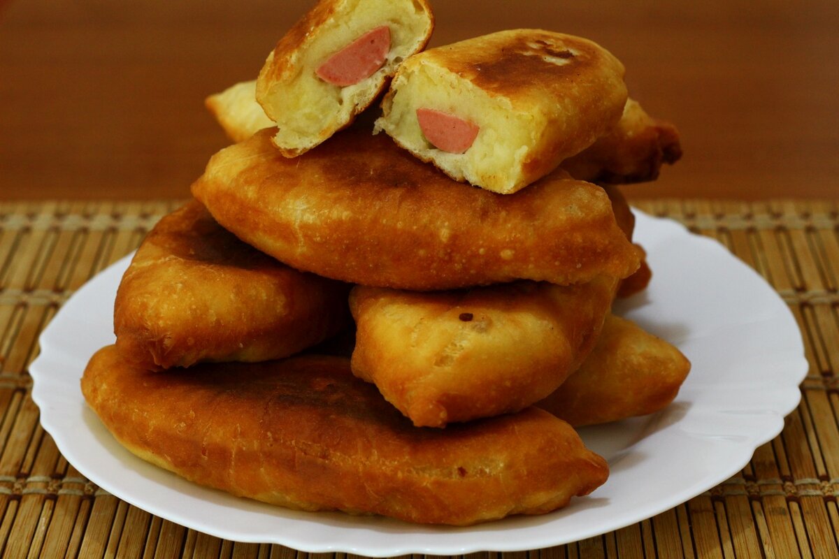 Пирожки с картошкой и сосиской - рецепты с фото