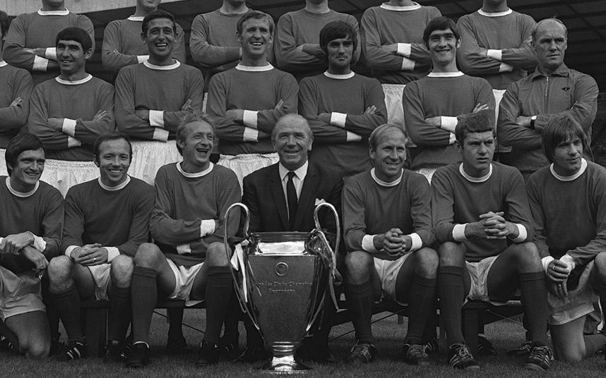 Мэтт Басби со своими "малышами" и с Кубком Европейских чемпионов 1968г.