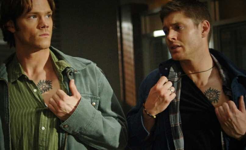 Сэм и Дин показывают свое тату демонам вход запрещен