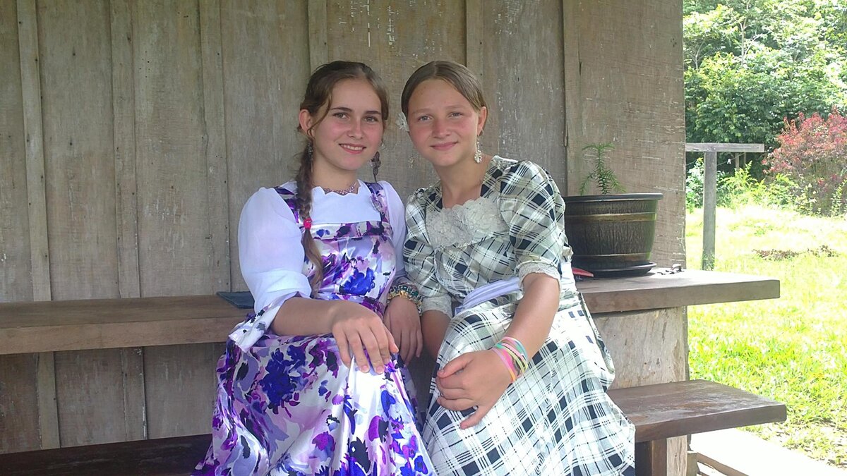 Девушки из общины Староверов в Уругвае