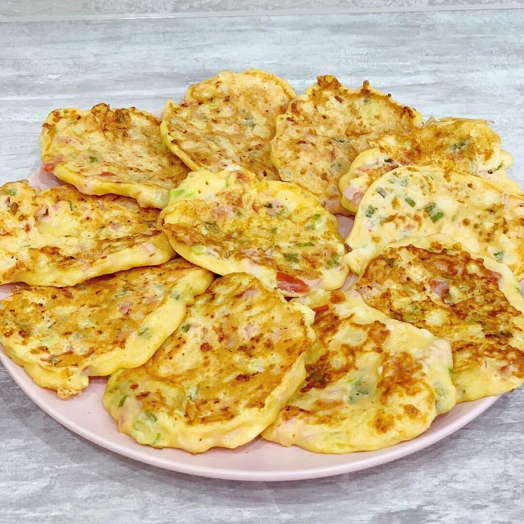 Один из наших любимых завтраков, очень часто готовлю...всегда сметаются только так ☺️ ⠀
Оладьи со вкусом пиццы🔥 невероятно нежные и сочные) Сочетание вкусов .