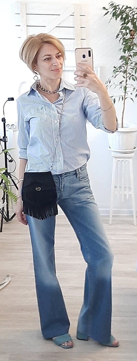 Рубашка и джинсы.