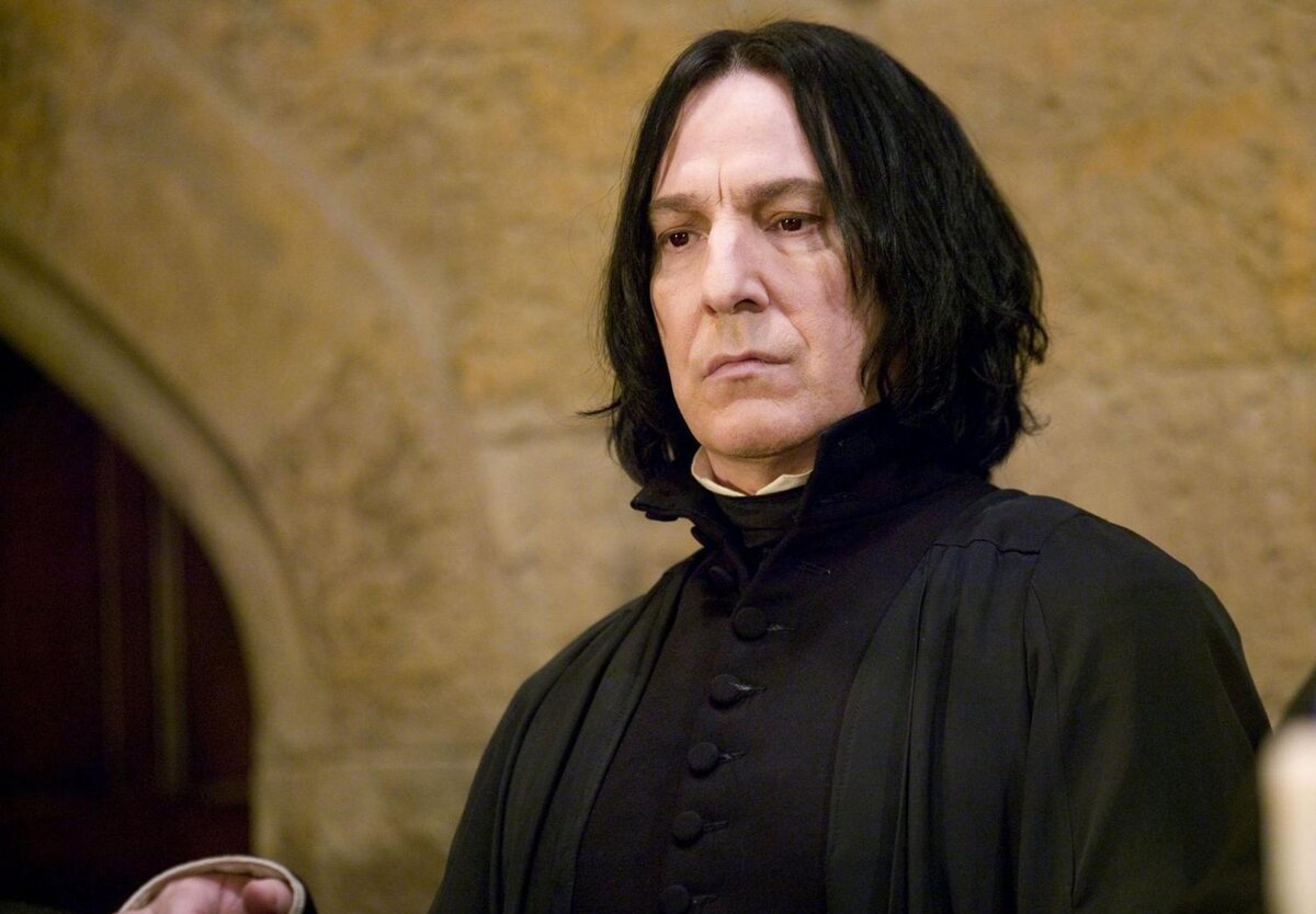 Северус Снейп - профессор, мракоборец, пожиратель смерти и романтик.