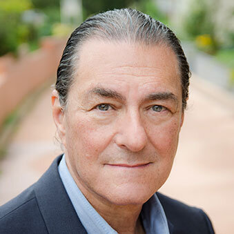 «Этот анализ очень точен. Он позволяет предсказать развитие заболевания на той стадии, когда еще нет симптомов. Конечно, это не лекарство и не лечение, но мы ведь не можем лечить человека, пока не знаем, какое у него заболевание. Так что это прорыв», - сказал Dr. Michael Weiner (на фото) из Калифорнийского университета в Сан-Франциско, известный специалист по болезни Альцгеймера, который не принимал участие в разработках и испытаниях тестов. 