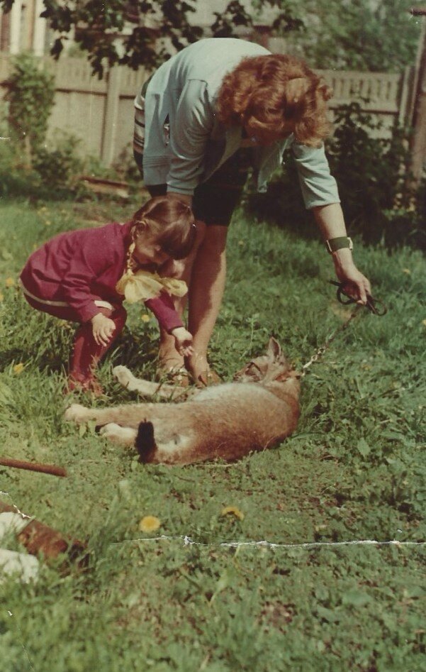 Это я с мамой в Уголке на несколько лет раньше описываемых событий. Рысь звали Мэрси.