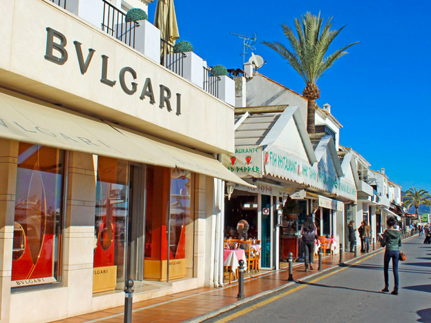 Улица бутиков в самом фешенебельном районе Марбельи Пуэрто Банус  