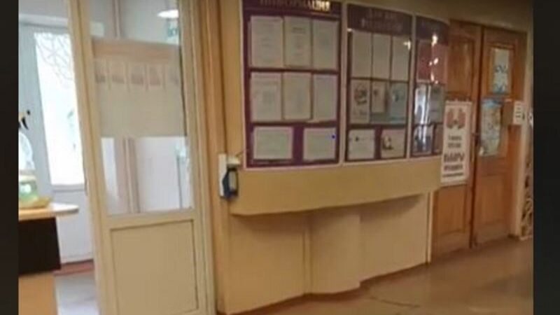 Фойе СШ№25, где стояли независимые наблюдатели