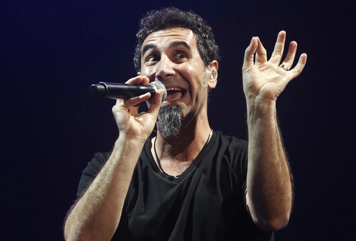 Serj tankian перевод. Серж Танкян. Серж Танкян 2022. SOAD Серж Танкян. SOAD вокалист.