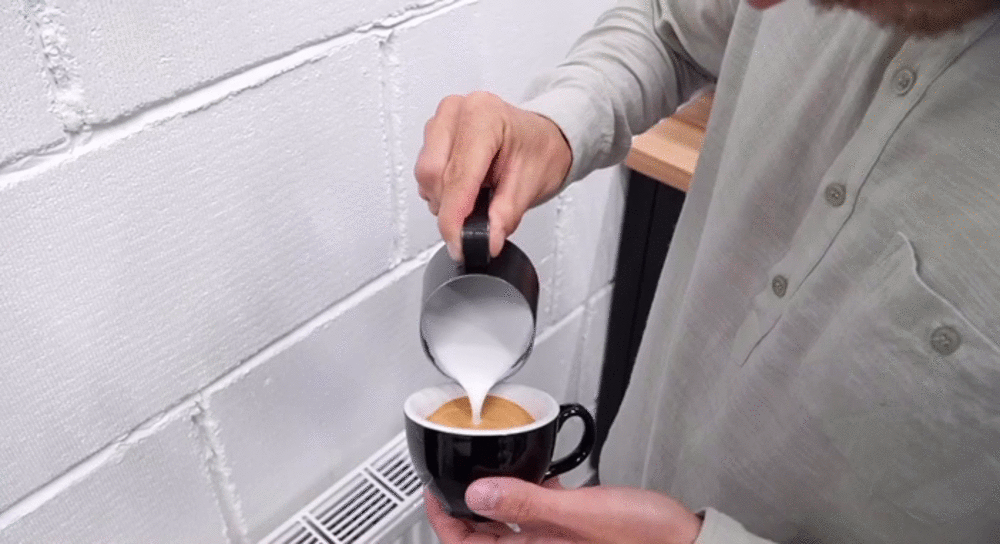 
В замедленной съемке видно, как бариста покачивает носиком питчера