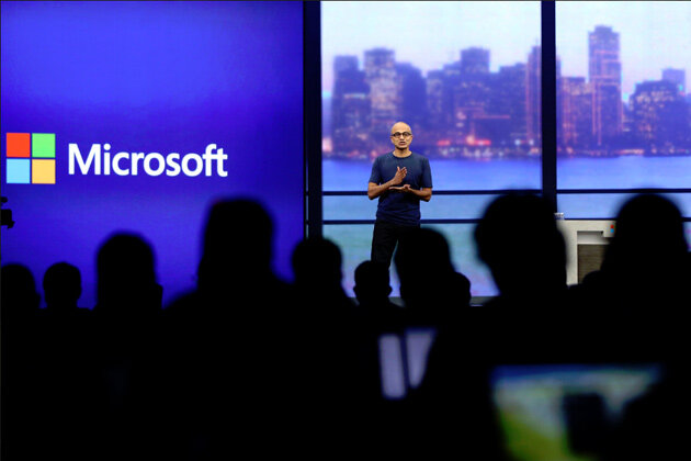 Отрасль: Разработка программного обеспечения.
Продукция: Microsoft Office, Microsoft Windows, Xbox.
Всемирно известную корпорацию основал в 1975 году, сегодня один из самых богатых людей в мире – Билл Гейтс.
На тот момент Майкрософт была первым разработчиком, который предложил применение пакетного программного обеспечения для домашних компьютеров, что делало управление ПК пользовательским и интуитивно-понятным.
Операционная система Windows стала настоящим прорывом, поскольку позволяла легко овладеть ПК рядовым пользователям, что и принесло компании неимоверный успех и огромную прибыль.
На сегодняшний день Microsoft также является одним из лидеров на рынке программного обеспечения для ПК, выпуская операционные системы Windows нового поколения, прикладные приложения для работы с документацией — Microsoft Office, а также ряд других программ. Кроме того, MS выпускает собственные мобильные устройства и комплектующие, видео, аудио и оргтехнику.