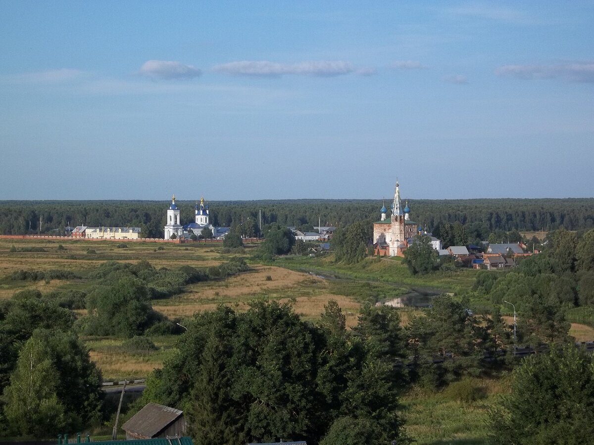 Вид на Свято-Успенский и Благовещенский монастыри мимо которых раньше проходил оживлённый тракт