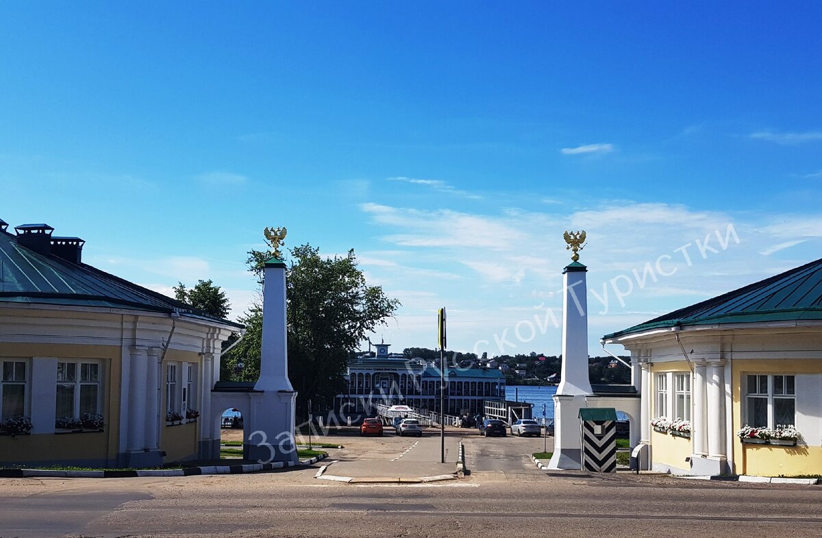 Московская застава - на переднем плане