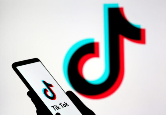 A person holds a smartphone with Tik Tok logo displayed in this picture illustration taken November 7, 2019. Picture taken November 7, 2019. REUTERS/Dado Ruvic/Illustration - RC2V6D9S3U85