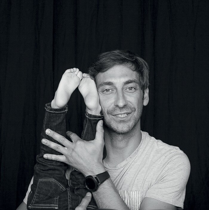 "МНЕ НРАВИТСЯ ЧУВСТВОВАТЬ СЕБЯ ОТЦОМ. НО БЫВАЮТ МОМЕНТЫ, КОГДА УСТАЕШЬ И ХОЧЕТСЯ, ЧТОБЫ МАЛЕНЬКИЕ СПИНОГРЫЗЫ ИСЧЕЗЛИ НА ВРЕМЯ"