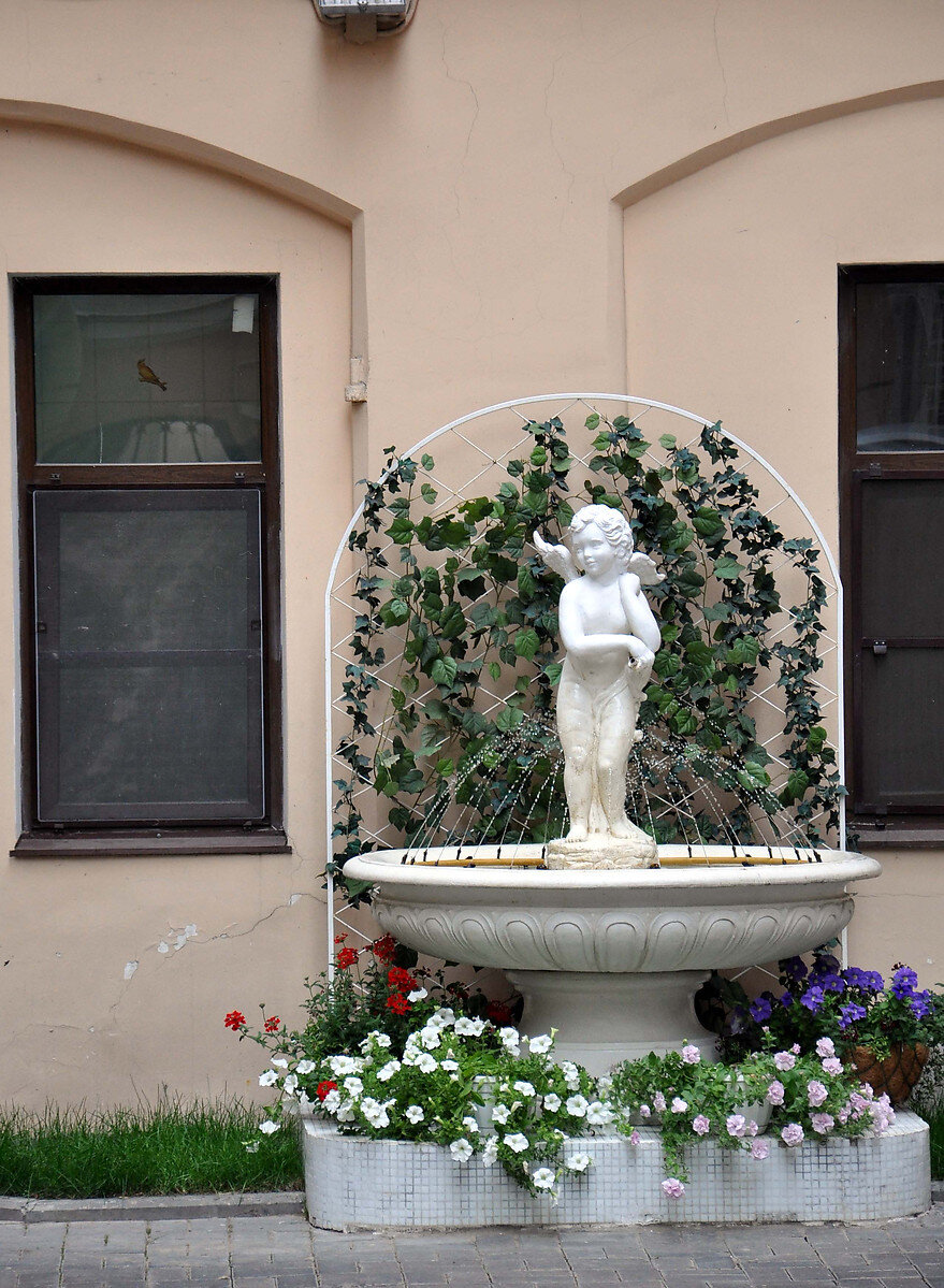 Фонтан с ангелом внутри дворика