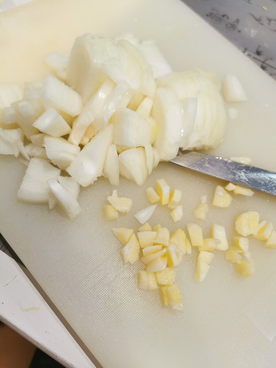 Нарезаем лук и чеснок
