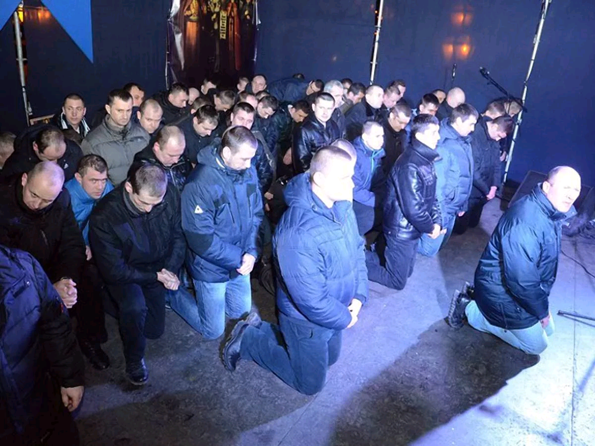 В киеве стали на колени. В киеве стали на колени. Украинские люди на коленях. В киеве стали на колени. Украинский беркут на коленях.