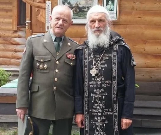 Источник фото: https://top4man.ru/news-417408-otsidevshij-za-popytku-gosperevorota-ekspolkovnik-gru-kvachkov-priehal-k-shiigumenu-sergiyu.html