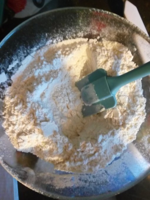  Муку просеять, смешать с разрыхлителем и солью